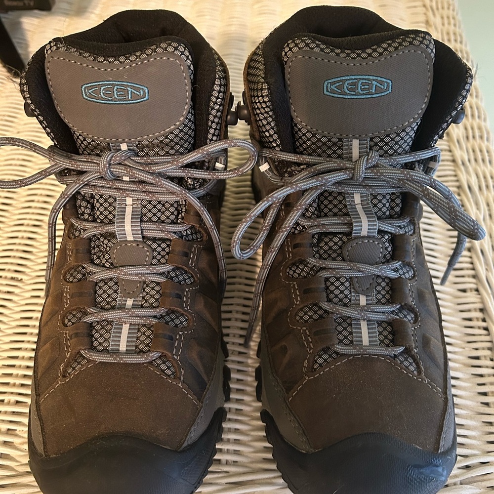 Keen Dark Brown Waterproof Hiking Boots- Targhee III Mid height